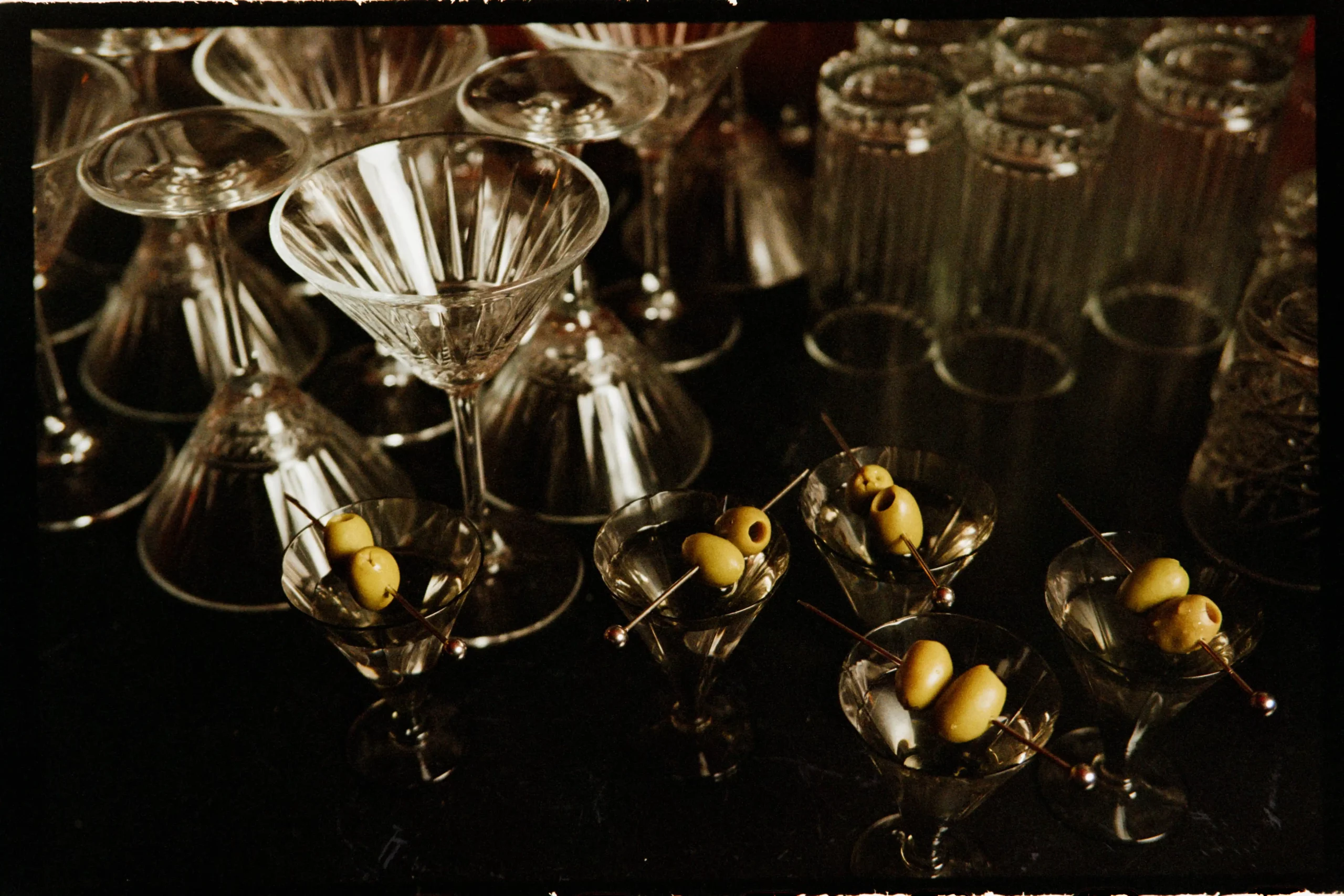 Intérieur du bar Chambre 01 à Paris Pigalle, ambiance feutrée et décor rétro.