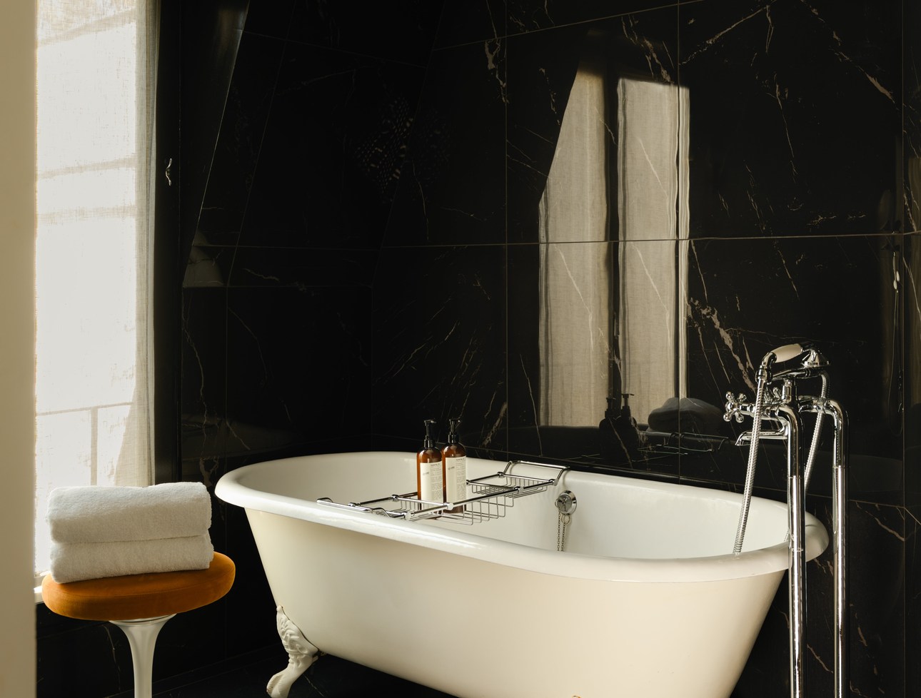 bathtub-bathroom-pigalle-hotel-paris