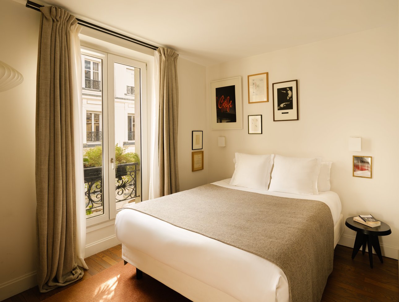 hotel-le-pigalle-paris-double-room-queen-size-bed-1