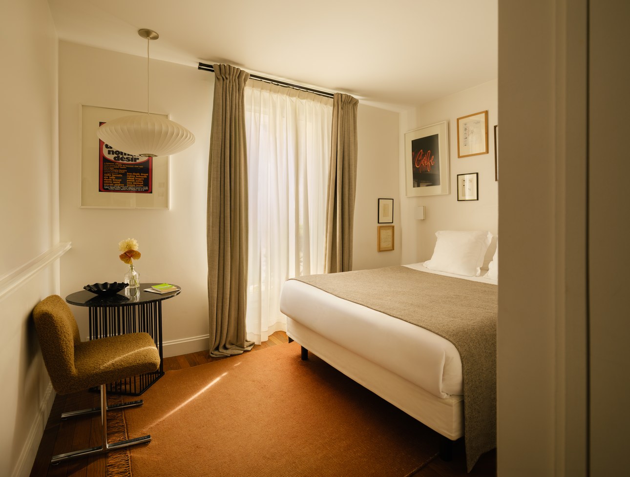 hotel-le-pigalle-paris-double-room-queen-size-bed-2