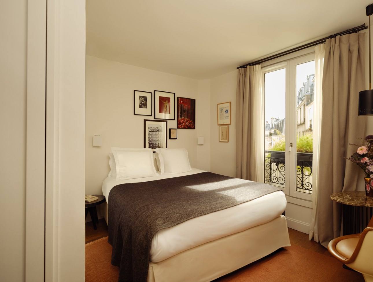 hotel-le-pigalle-paris-double-room-queen-size-bed-3