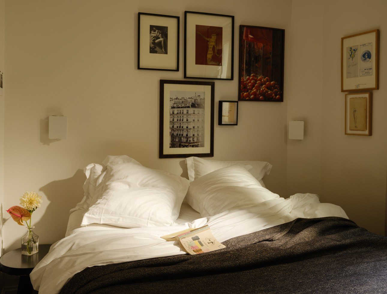 hotel-le-pigalle-paris-double-room-queen-size-bed-4