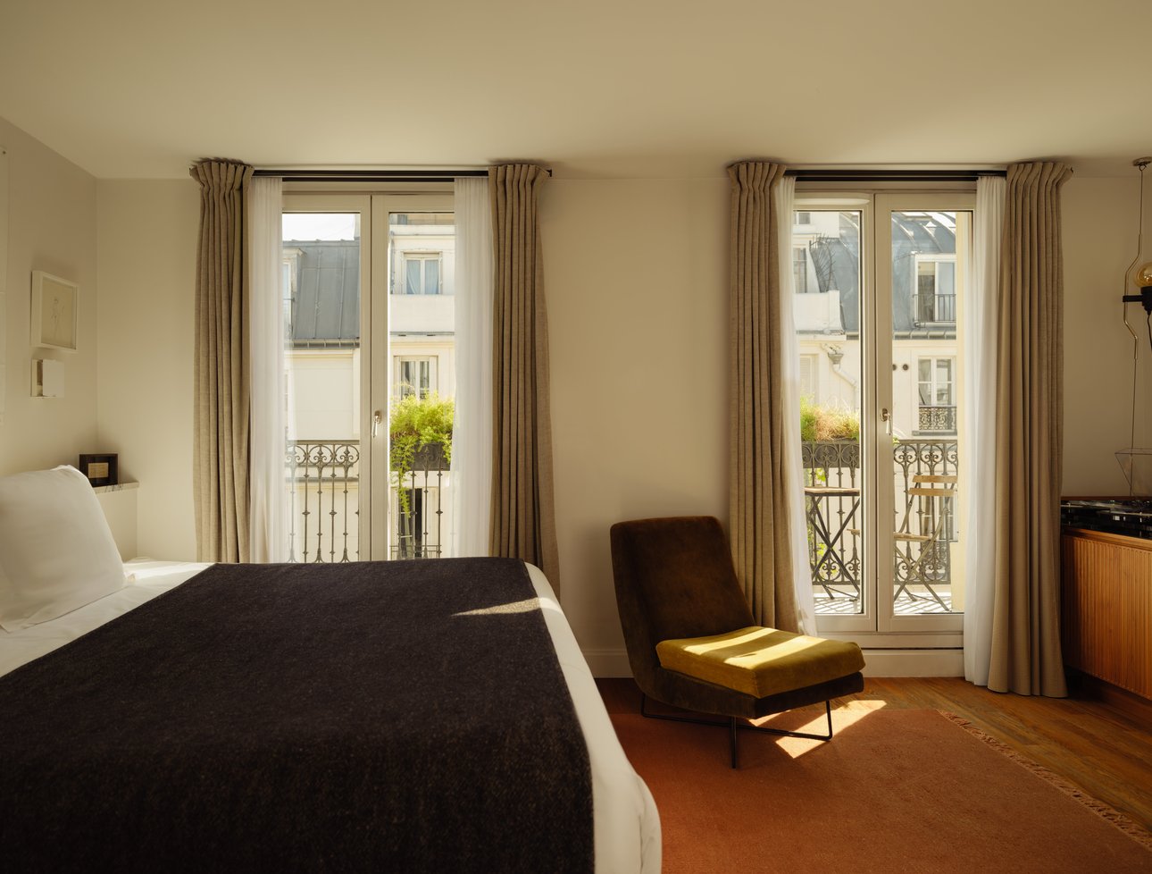 boutique-hotel-double-room-le-pigalle-paris-1