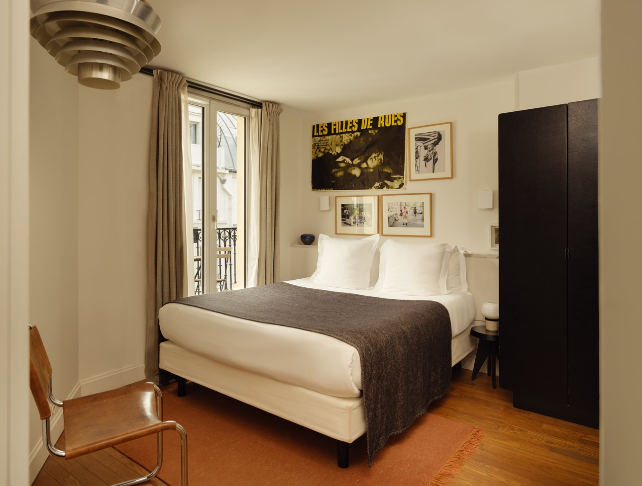 hotel-le-pigalle-paris-double-room-queen-size-bed-1