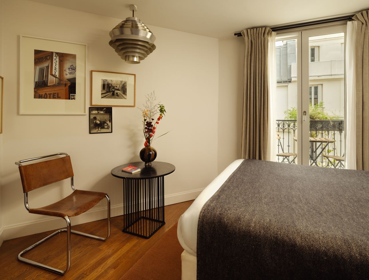 hotel-le-pigalle-paris-double-room-queen-size-bed-2