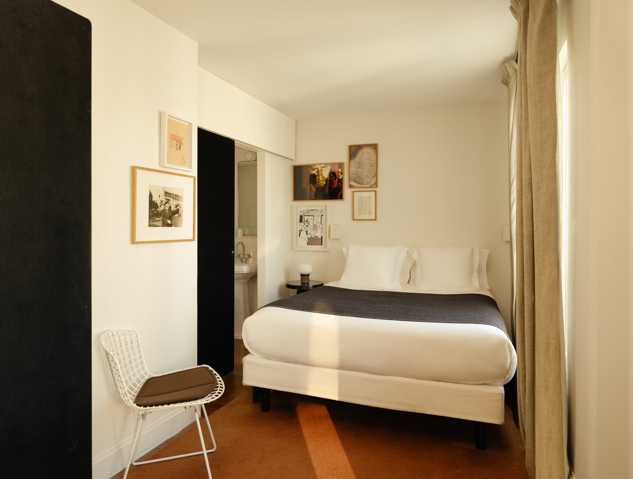hotel-le-pigalle-paris-double-room-queen-size-bed-3