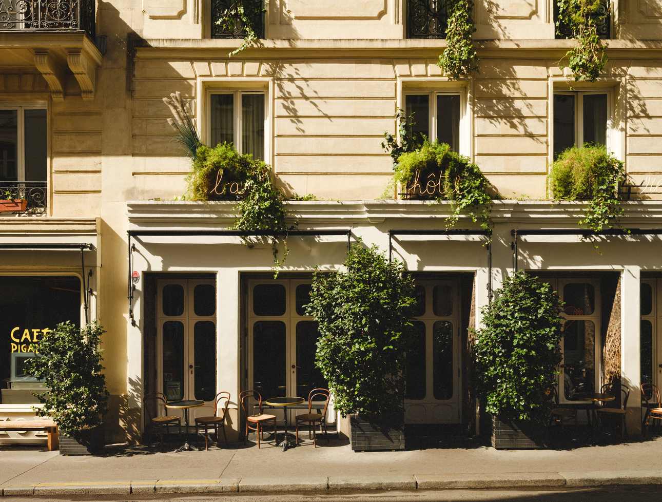 entrance-pigal-hotel-paris