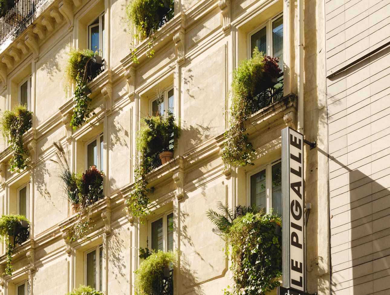 facade-hotel-pigalle-paris